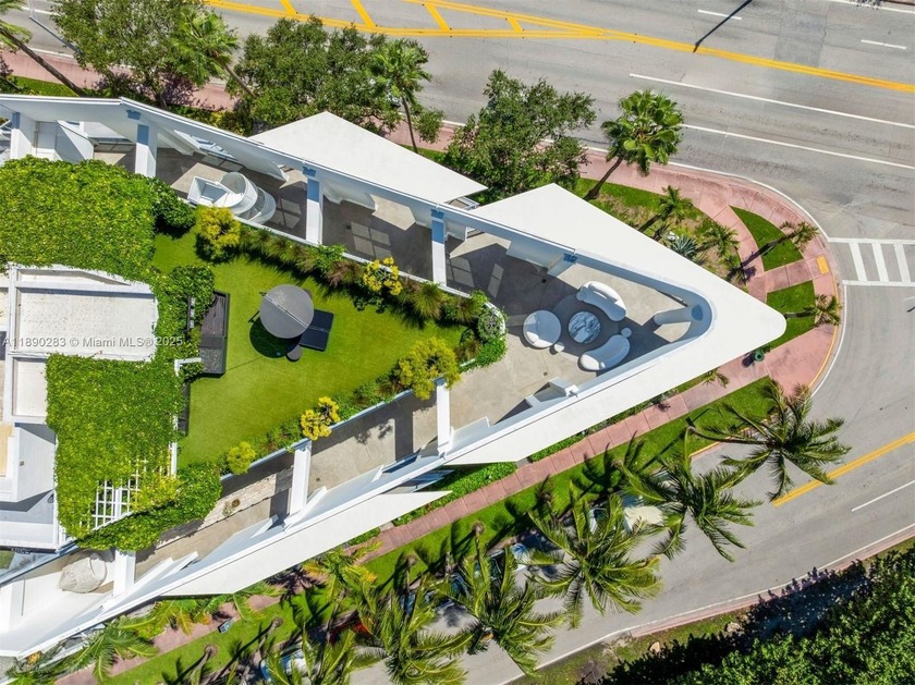 This incredible pristine custom 2-bedroom, 2 bath residence - Beach Condo for sale in Miami Beach, Florida on Beachhouse.com