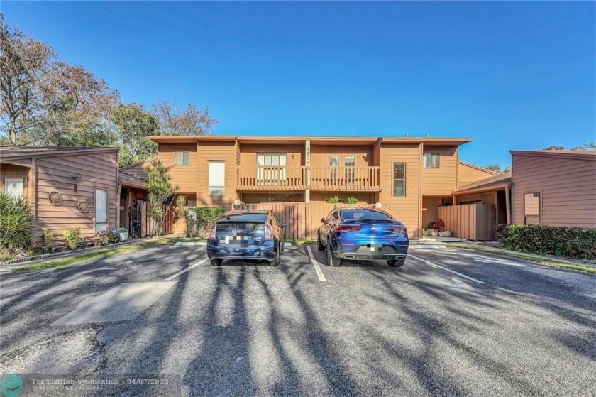 This breathtaking FEE SIMPLE lakefront townhome offers stunning - Beach Townhome/Townhouse for sale in Tamarac, Florida on Beachhouse.com