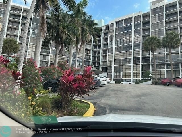One bedroom, 1 bath condo close to the beach, shopping, race - Beach Condo for sale in Hallandale Beach, Florida on Beachhouse.com