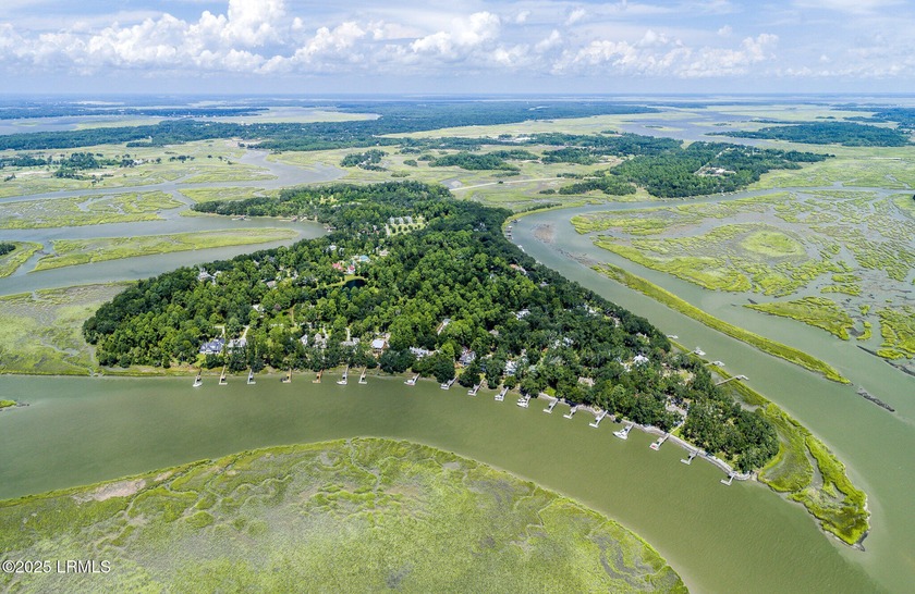 185 Distant Island Drive presents an exceptional opportunity to - Beach Lot for sale in Beaufort, South Carolina on Beachhouse.com