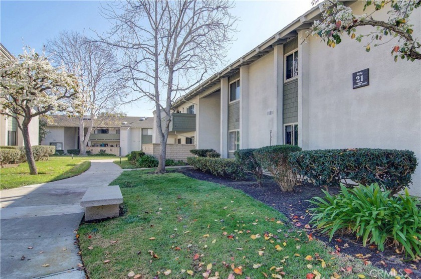 GORGEOUS 1 BED- 1 BATH- 1 CAR GARAGE CONDO LOCATED IN THE - Beach Condo for sale in Huntington Beach, California on Beachhouse.com