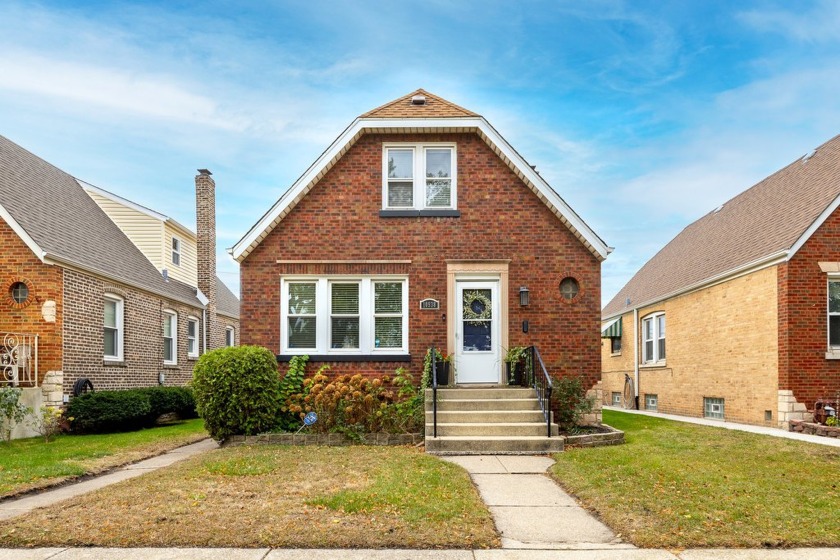 Absolutely gorgeous and tastefully updated all brick home with - Beach Home for sale in Chicago, Illinois on Beachhouse.com