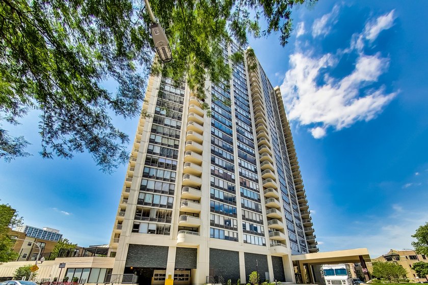 Bright and spacious 17th floor 1 bedroom with sweeping southwest - Beach Condo for sale in Chicago, Illinois on Beachhouse.com