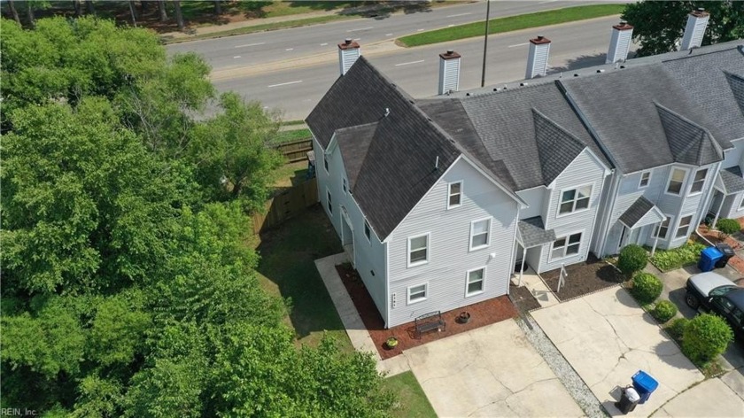 Welcome home to this beautiful end-unit townhome in the - Beach Townhome/Townhouse for sale in Virginia Beach, Virginia on Beachhouse.com