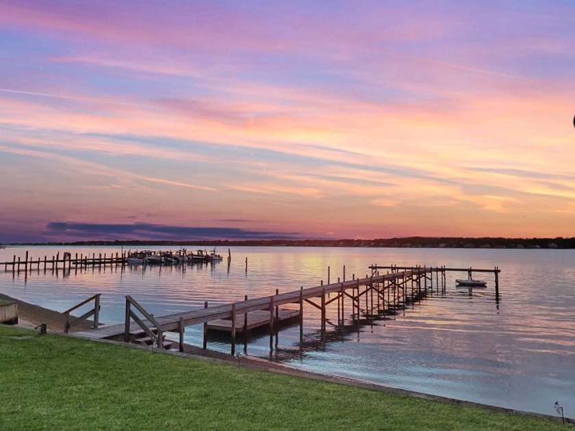 **Charming Waterfront Pied-a-Terre** Discover your dream retreat - Beach Apartment for sale in Hampton  Bays, New York on Beachhouse.com