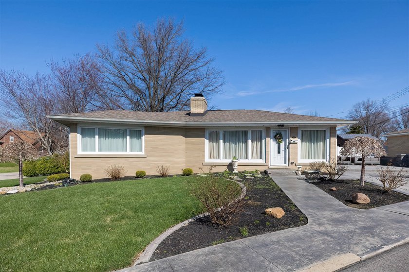 Welcome home, just bring your bags and move right in! Everything - Beach Home for sale in Erie, Pennsylvania on Beachhouse.com