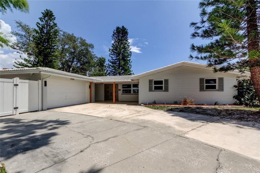Welcome to this beautifully updated 4-bedroom, 2-bathroom - Beach Home for sale in Tampa, Florida on Beachhouse.com