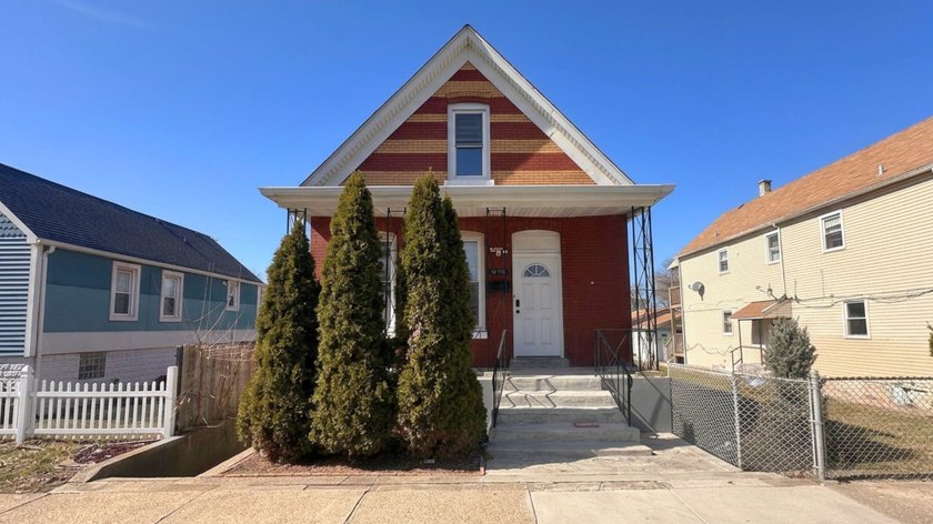 This 4-bedroom, 1-bath home offers 1,008 sq ft of comfortable - Beach Home for sale in Chicago, Illinois on Beachhouse.com