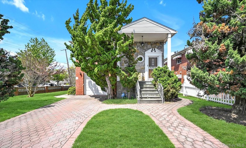 Detached brick & stone hi-ranch in mint condition !! Beautiful - Beach Home for sale in Whitestone, New York on Beachhouse.com