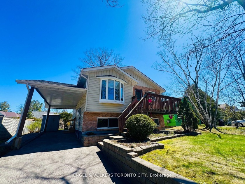 Sunny Beachy Bungalow! Ideally located in the heart of Wasaga - Beach Home for sale in Wasaga Beach, ON on Beachhouse.com