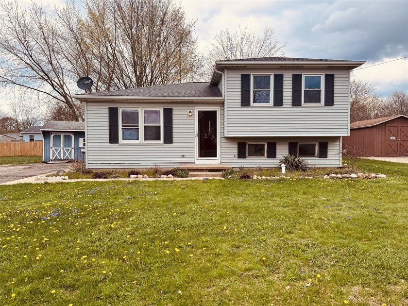 Nice Single Family 3 bedroom 1 full bath Tri-Level home in - Beach Home for sale in Girard, Pennsylvania on Beachhouse.com
