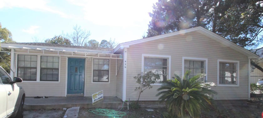 Back on the market!New roof and floor. 3 Bedroom/2bath with a - Beach Home for sale in Fort Walton Beach, Florida on Beachhouse.com
