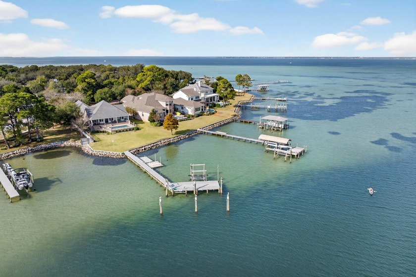 901 Peacock's Point Drive offers a rare single-level waterfront - Beach Home for sale in Destin, Florida on Beachhouse.com