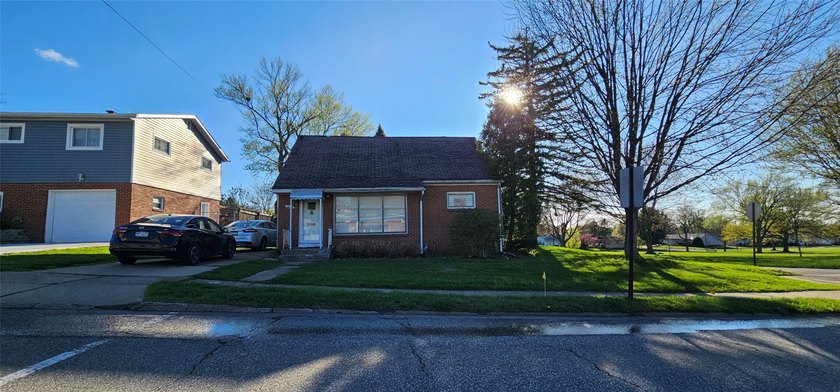 This cape cod home has lots of potential, plus lots of garage - Beach Home for sale in Erie, Pennsylvania on Beachhouse.com
