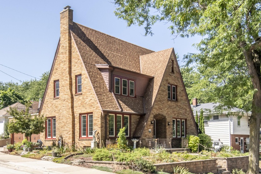 It's a Great Lake & there are only 5 of them! This 1929 brick - Beach Home for sale in Milwaukee, Wisconsin on Beachhouse.com