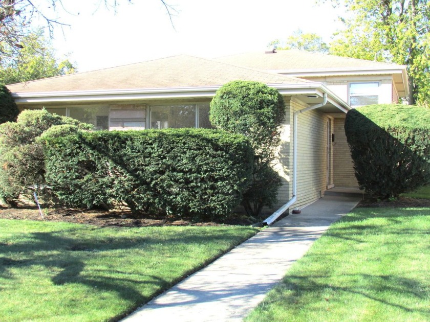 ORIGINAL OWNER HOME HAS BEEN WELL CARED FOR. JUST PAINTED - Beach Home for sale in Skokie, Illinois on Beachhouse.com