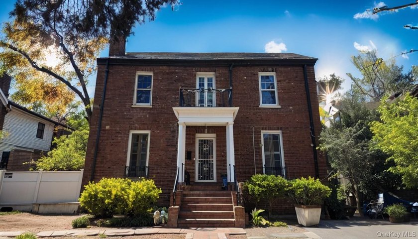 Spacious and versatile 6-bedroom, 3 full bath home located on a - Beach Home for sale in Bronx, New York on Beachhouse.com