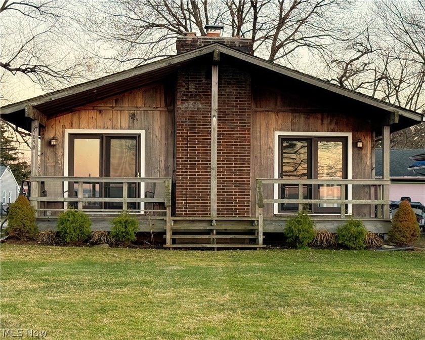 Wake up to the beauty of Lake Erie in this charming lakefront - Beach Home for sale in Mentor, Ohio on Beachhouse.com