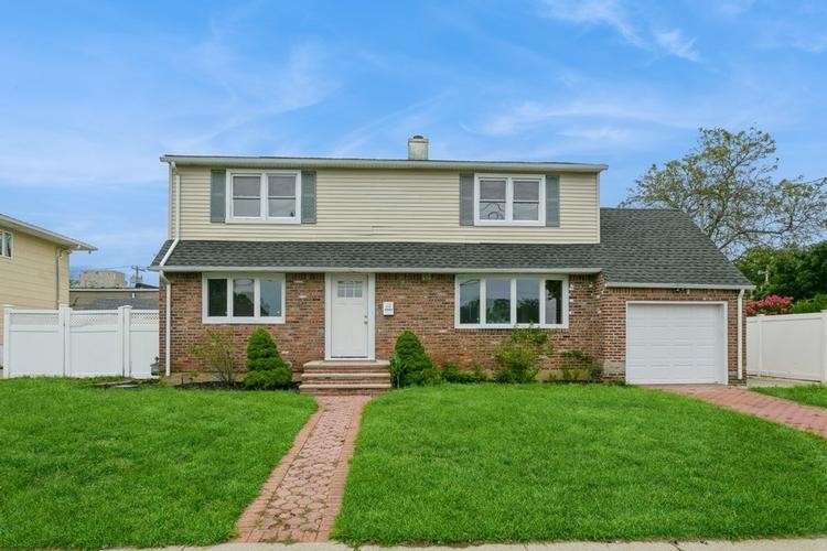 A Southshore beauty, with serene water views and picturesque - Beach Home for sale in Wantagh, New York on Beachhouse.com
