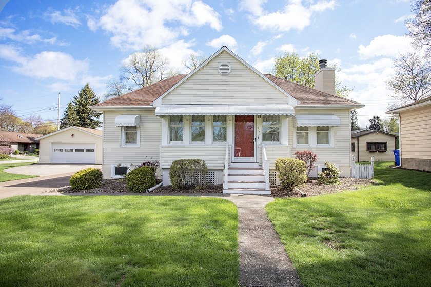 Beautifully maintained 3 bedroom, 2 full bath home located in - Beach Home for sale in Erie, Pennsylvania on Beachhouse.com