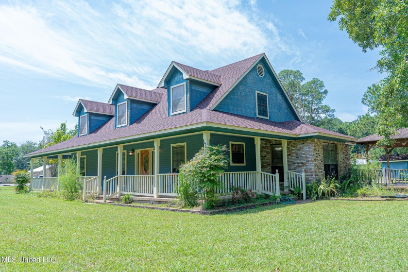 **Fabulous Home in Prime, Highly Desired Location!** Situated on - Beach Home for sale in Ocean Springs, Mississippi on Beachhouse.com