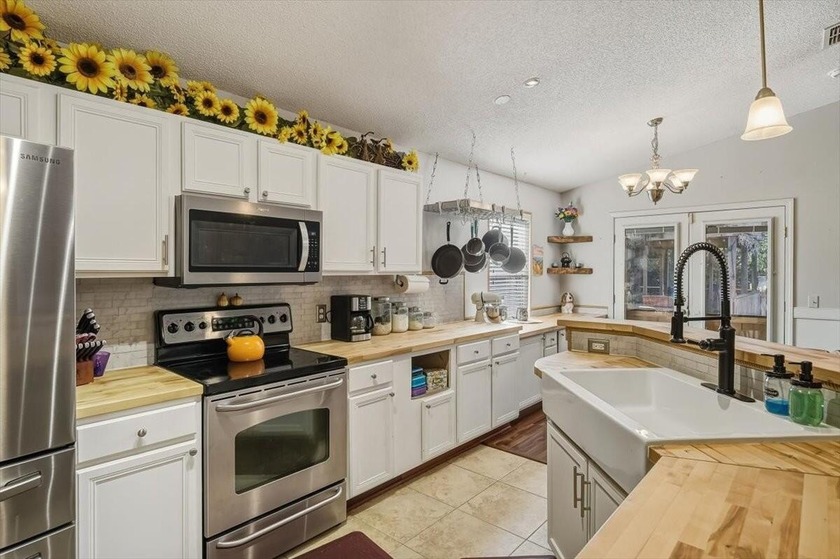 Welcome to this beautiful 3-bedroom, 2-bathroom home convenient - Beach Home for sale in Navarre, Florida on Beachhouse.com