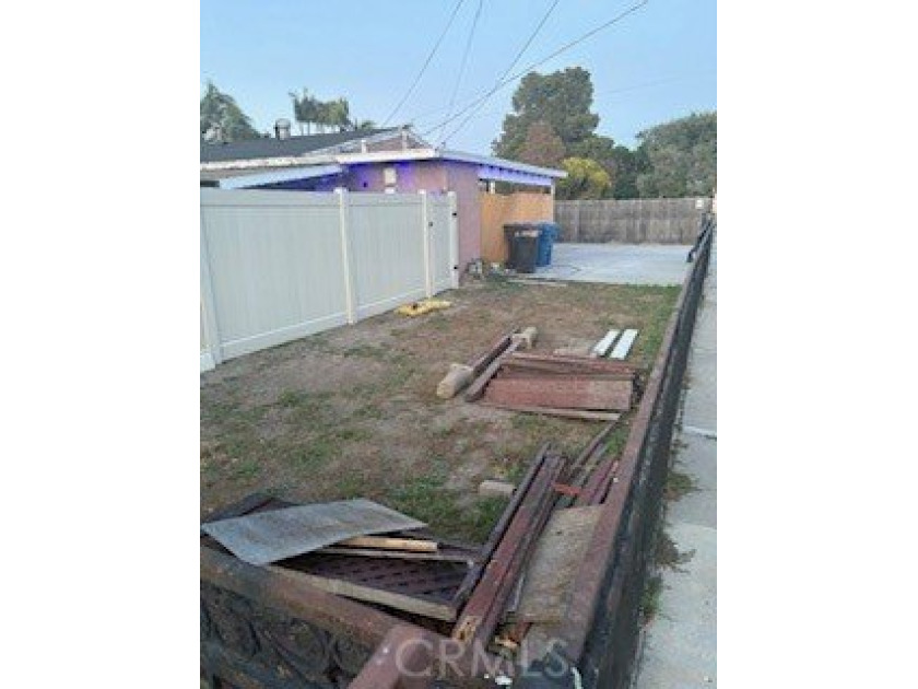 Flat Lot next to a duplex.
Lot is in the front of the street - Beach Lot for sale in Long Beach, California on Beachhouse.com