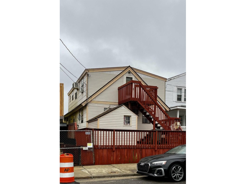 Bayfront Single-Family Home with In-Law Suite Welcome to your - Beach Home for sale in Atlantic City, New Jersey on Beachhouse.com