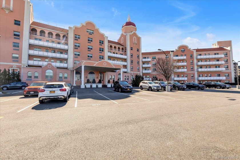 Beautifully updated first-floor two-bedroom two-bath Gated condo - Beach Condo for sale in Long Beach, New York on Beachhouse.com