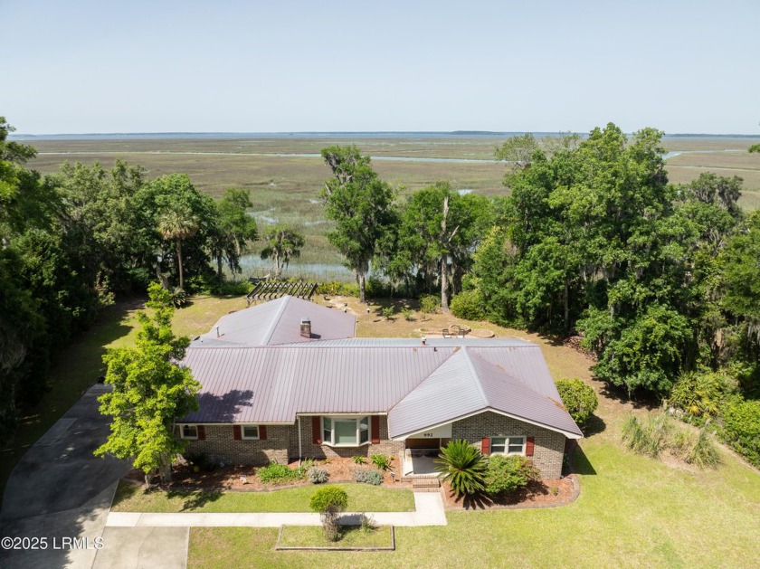 Welcome to this meticulously maintained 3 bed, 2 bath single - Beach Home for sale in Beaufort, South Carolina on Beachhouse.com
