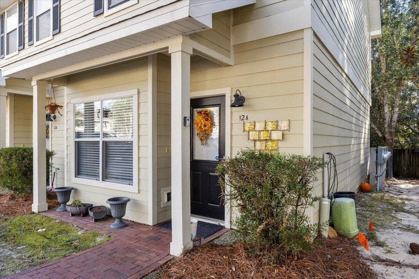 Beautifully updated townhome in the heart of Freeport. This - Beach Townhome/Townhouse for sale in Freeport, Florida on Beachhouse.com