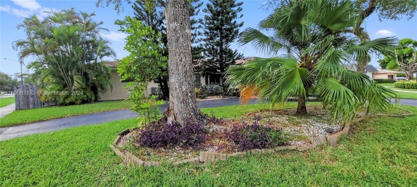 Welcome to this beautiful 3/2, 2 car garage in an oversized - Beach Home for sale in Hollywood, Florida on Beachhouse.com