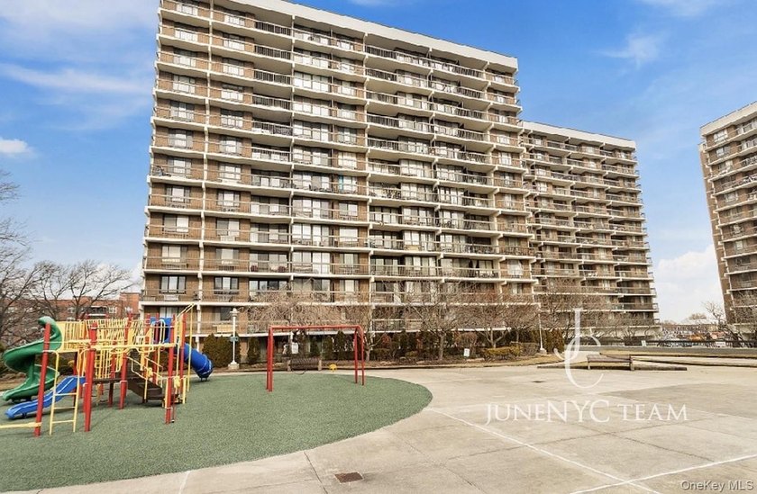 Spacious and sun-filled 2-bedroom, 2 full bath condo with a - Beach Condo for sale in Flushing, New York on Beachhouse.com