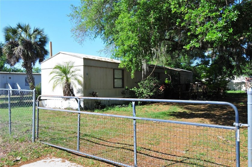 Large lot approximately 20 minutes from downtown Tampa! This - Beach Home for sale in Gibsonton, Florida on Beachhouse.com