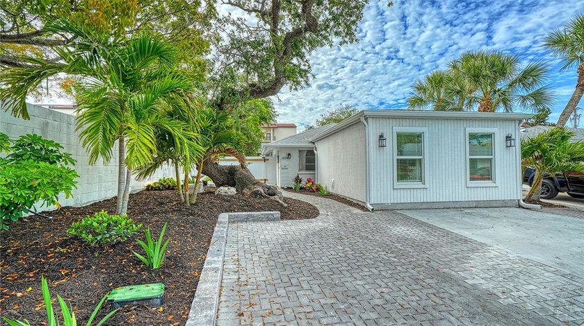 Outstanding remodeled and updated freestanding 3/3 villa in - Beach Condo for sale in Sarasota, Florida on Beachhouse.com
