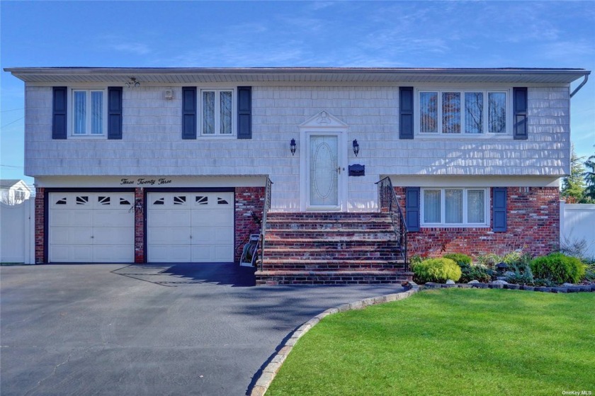 Spacious Wideline Hi Ranch Located in Massapequa School District - Beach Home for sale in Massapequa, New York on Beachhouse.com