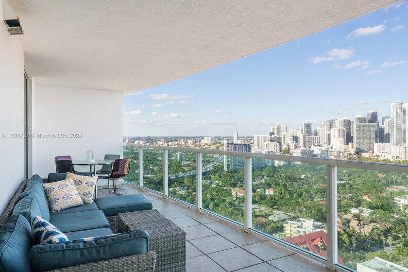 DO NOT MISS THIS AMAZING UNIT ON THE 28th FLOOR, LOCATED ON - Beach Condo for sale in Miami, Florida on Beachhouse.com