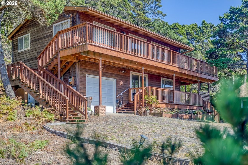 Coastal Cabin charm just blocks from the beach! This turnkey - Beach Home for sale in Waldport, Oregon on Beachhouse.com