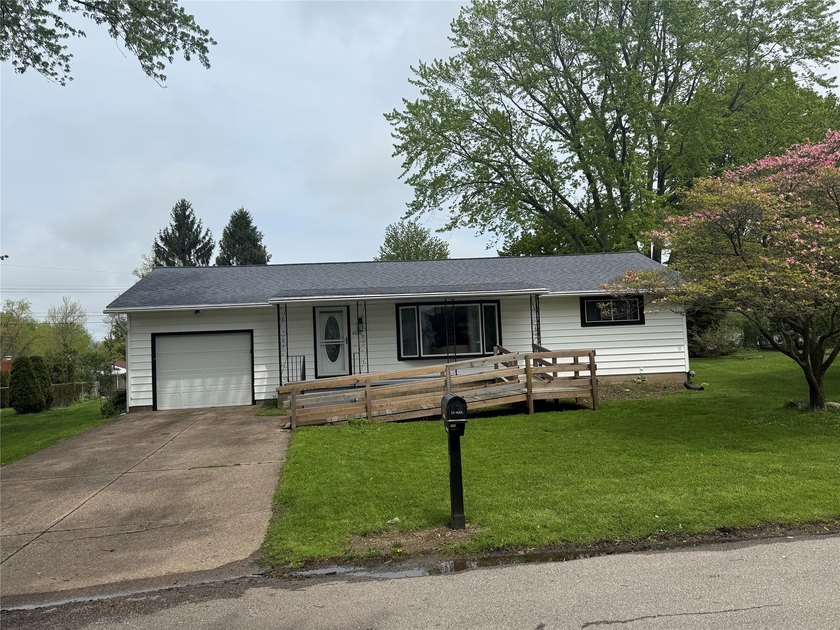One owner ranch with a gorgeous .43 acre lot has so much to - Beach Home for sale in Erie, Pennsylvania on Beachhouse.com
