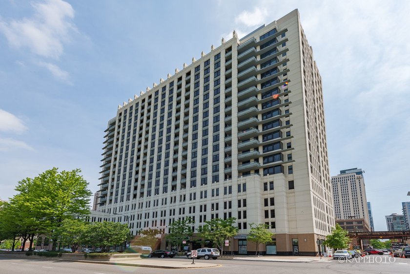 Experience this wonderfully-spacious 2 bed/1 bath condo in the - Beach Condo for sale in Chicago, Illinois on Beachhouse.com