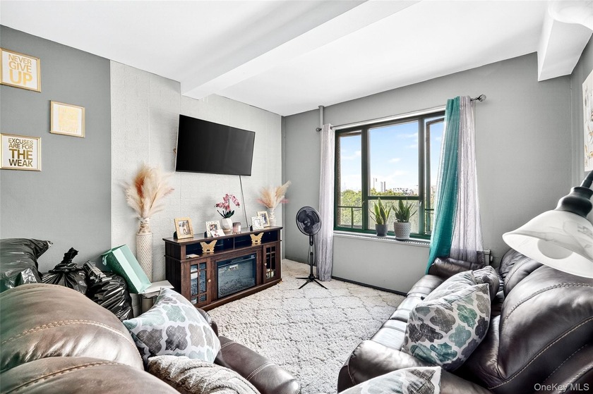 CONVENIENCE, CONVENIENCE! This excellent 1-bedroom condo is - Beach Condo for sale in Bronx, New York on Beachhouse.com