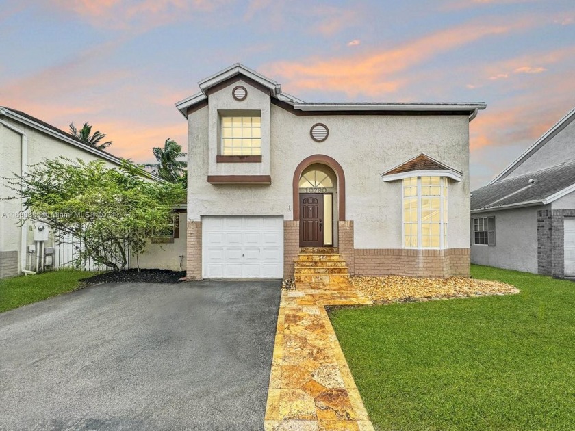 STUNNING 4 BEDROOM, 2.5  BATHROOM SINGLE-FAMILY HOME IN THE - Beach Home for sale in Davie, Florida on Beachhouse.com