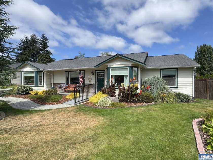Beautiful very well maintained single level home in a wonderful - Beach Home for sale in Sequim, Washington on Beachhouse.com