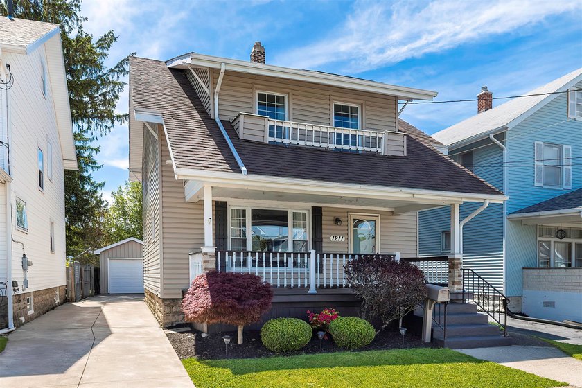 Beautifully updated 3 bedroom, 2.5 bath home in SW Erie! - Beach Home for sale in Erie, Pennsylvania on Beachhouse.com
