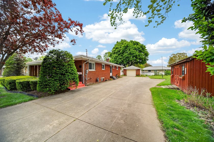 Spacious ranch in Lawrence Park close to Lake Erie! This home - Beach Home for sale in Erie, Pennsylvania on Beachhouse.com
