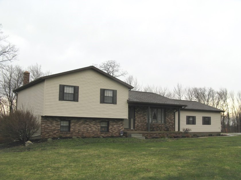 Very nice tri-level in a private corner lot in Hoover Heights - Beach Home for sale in Harborcreek, Pennsylvania on Beachhouse.com