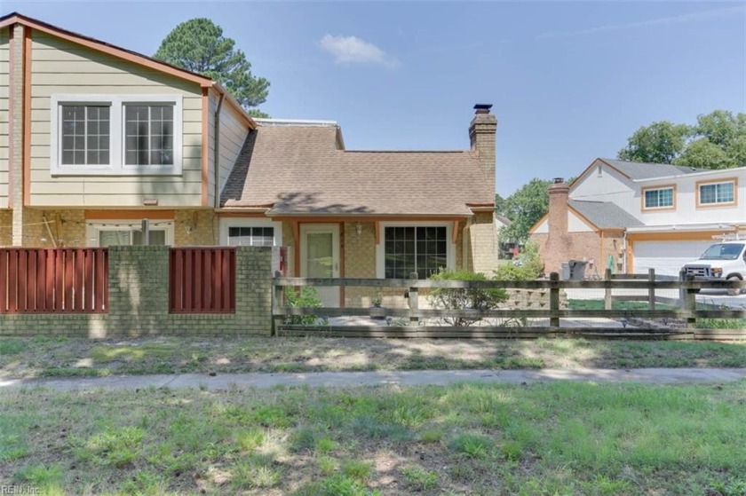 Spacious 3 bed, 2.5 bath townhouse in a central location near - Beach Townhome/Townhouse for sale in Virginia Beach, Virginia on Beachhouse.com
