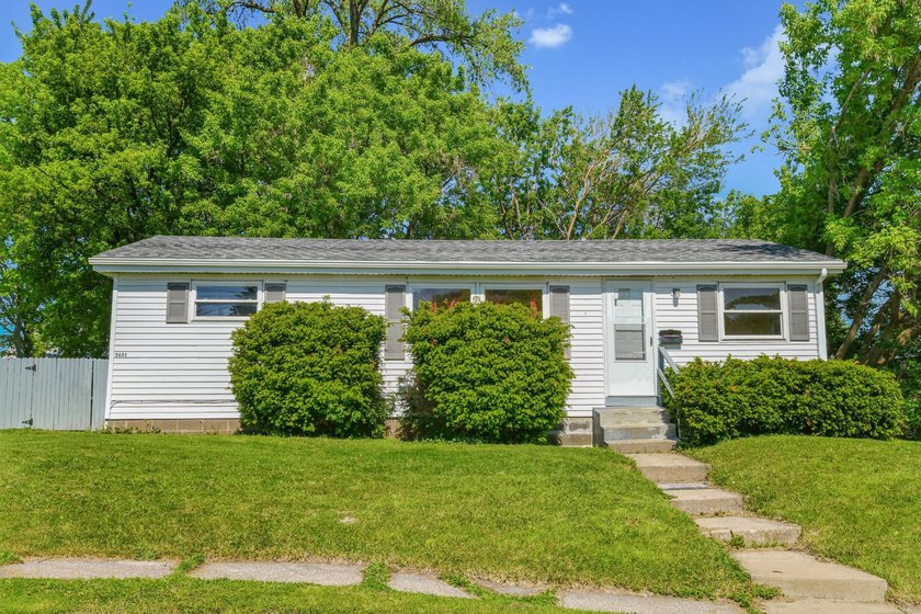 Just freshly updated with paint, new carpeting, appliances - Beach Home for sale in Erie, Pennsylvania on Beachhouse.com
