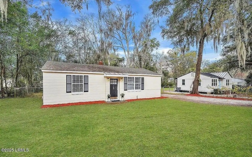Charming 1950s Furnished Bungalow Just Half a Mile from Historic - Beach Home for sale in Beaufort, South Carolina on Beachhouse.com
