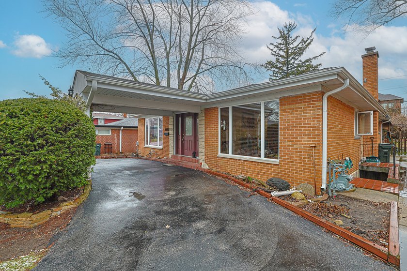 This almost 1700 sq ft brick ranch has large room sizes and a - Beach Home for sale in Skokie, Illinois on Beachhouse.com